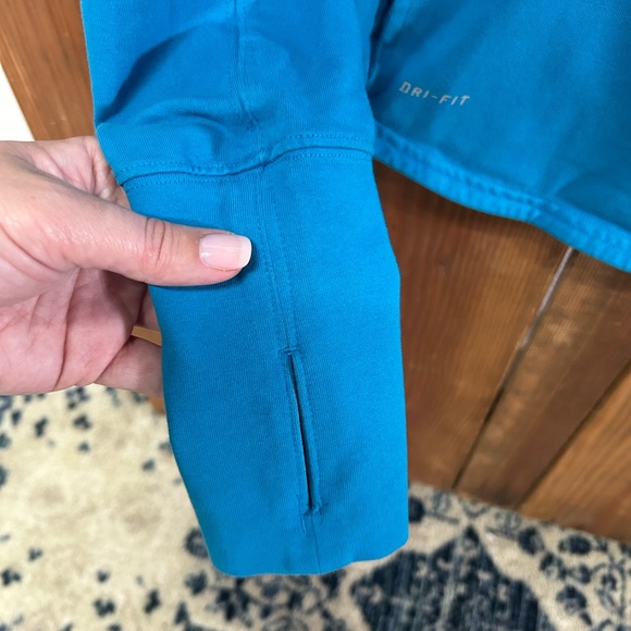 Nike Women’s size small dry-fit blue pullover - Picture 8 of 9